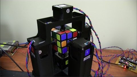 Se roboten lösa Rubiks kub på mindre än en sekund