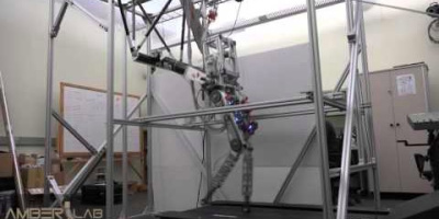 En tvåfotad robot på löpbandet