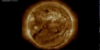 Varför är solens atmosfär varmare än dess yta?