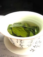 450px-Tea leaves steeping in a zhong čaj 05