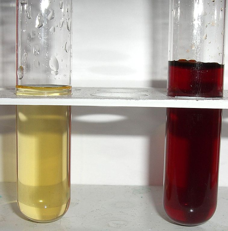 Järn(III)joner färgar lösningen gul, men järn(III)tiocyanat ger en klarröd lösning.