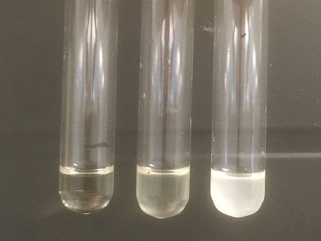 En primär alkohol (1-propanol, till vänster), en sekundär alkohol (2-propanol) och en tertiär alkohol (2-metyl-2-propanol, till höger) efter att Lucas reagens tillsatts.