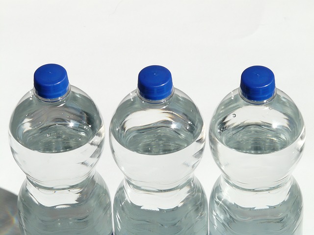 PET-flaskor är gjorda av PET-plast, en slags polyester.